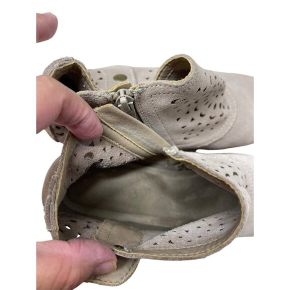 Baretraps Gaige Suede Ankle Bootie Womens 9 Taupe Laser Cutout Leather Boho - Picture 6 of 8